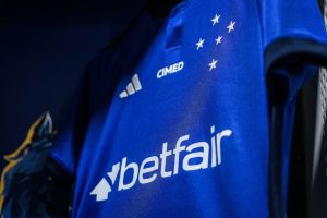 Read more about the article Cruzeiro tem a 4ª camisa mais cara do Brasil; confira ranking