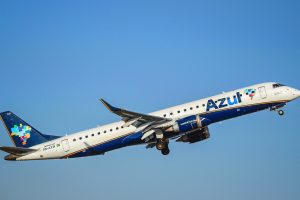 Read more about the article Azul (AZUL4) avalia como positivo plano do governo de passagem aérea por R$ 200