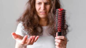 Read more about the article Deficiência de biotina pode causar queda de cabelo; saiba em quais alimentos encontrá-la