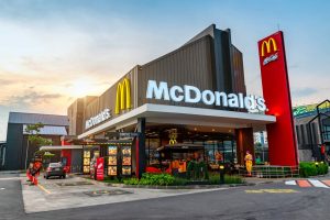 Read more about the article McDonald’s anuncia fechamento de escritórios e corte de empregos