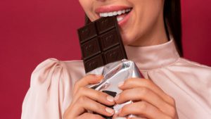 Read more about the article Exagerou no chocolate e está com enxaqueca? Especialista explica por que isso ocorre