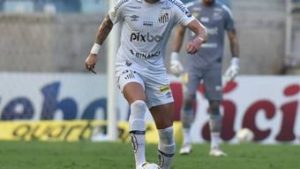 Read more about the article Lesão de Maicon ‘ajuda’ Odair Hellmann a encontrar zaga ideal do Santos