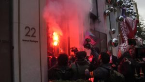 Read more about the article Em novos protestos em Paris, vândalos invadem lojas de luxo