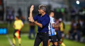 Read more about the article Renato Gaúcho explica ausência de Suárez no Grêmio e a escalação do time com três zagueiros