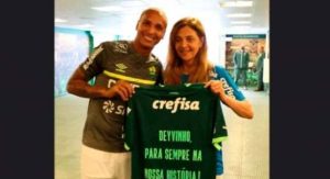 Read more about the article Na ‘volta para casa’, Deyerson é homenageado pela torcida e diretoria do Palmeiras