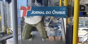 Read more about the article FOTO: Campanha inédita em ônibus de SP quer conscientizar homens a ‘fechar as pernas’; entenda
