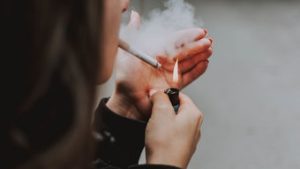 Read more about the article Consumo de cigarro eletrônico cresce no Brasil, enquanto o do tradicional perde espaço