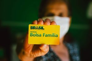 Read more about the article Bolsa Família: Beneficiários com NIS final 7 recebem novo pagamento