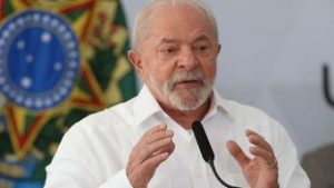Read more about the article Lula deve anunciar aumento do salário mínimo e mudanças no Imposto de Renda neste domingo