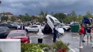 Read more about the article Tornado na Flórida (EUA) provoca grande destruição; veja imagens