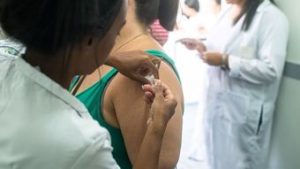 Read more about the article Fim da emergência da Covid e fraude na carteira de vacinação marcam semana