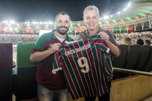 Read more about the article Tricolor, Chico Buarque vai ao Maraca e elogia equipe de Diniz: “Irresistível”