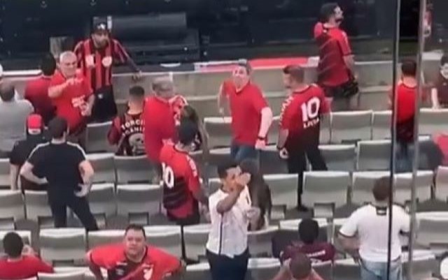 You are currently viewing Torcedor do Athletico-PR faz gesto racista para setor do Flamengo na Arena da Baixada; veja vídeo