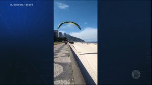 Read more about the article JR de Olho : mulher é atingida por parapente enquanto caminhava na orla da praia de São Conrado (RJ)