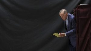 Read more about the article Erdogan larga na frente na apuração dos votos da eleição na Turquia