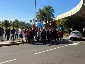 Read more about the article Torcedores do Inter se reuniram no aeroporto para protestar na chegada do clube