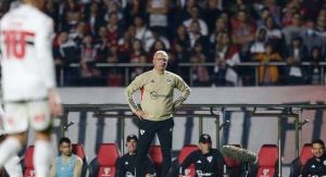 Read more about the article VÍDEO: Dorival Júnior quer apostar em base do São Paulo para repetir ‘Santos de 2015’