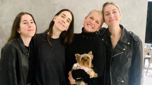 Read more about the article Irmãs Haim encontram Xuxa após cantarem ‘Ilariê’ em festival no Rio de Janeiro