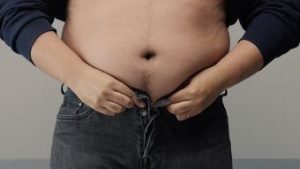 Read more about the article Acúmulo de gordura abdominal aumenta risco de insuficiência de vitamina D, aponta estudo