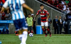 Read more about the article Erick Pulgar ‘domina’ meio campo no Flamengo e crava boa fase com assistência contra o Racing