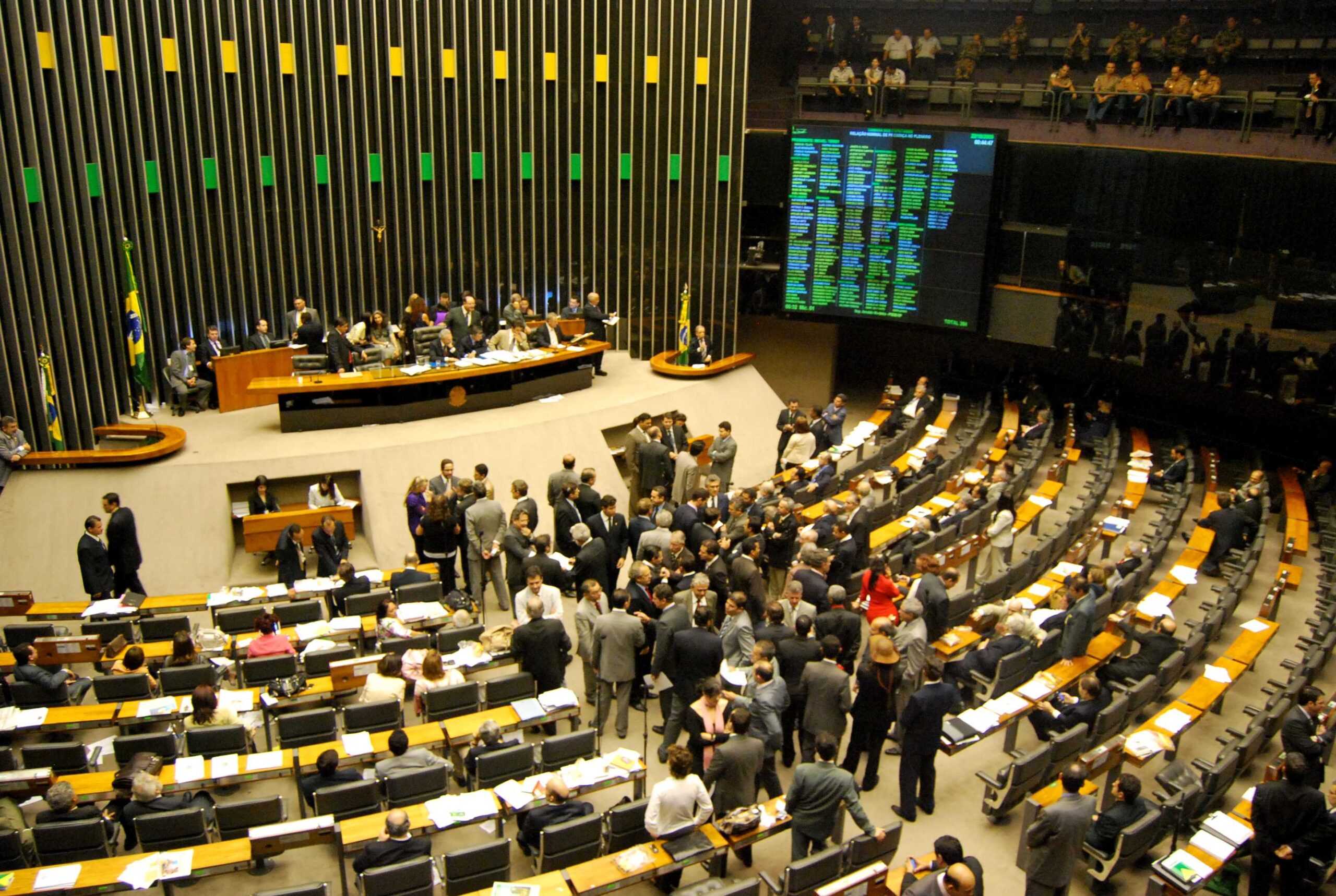 You are currently viewing Deputados retiram artigo que prevê prisão a quem cometer ‘discriminação contra políticos’