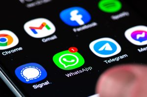 Read more about the article Deslize entre abas: a pedido do público, WhatsApp Beta resgata função