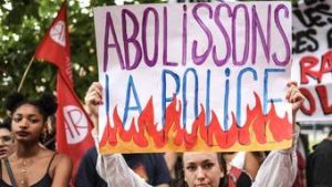 Read more about the article Mais uma crise? Entenda como os protestos na França afetam o governo já fragilizado de Macron