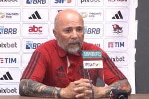 Read more about the article Sampaoli brinca com “silêncio” do Palmeiras e fala sobre Allan