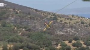 Read more about the article Avião dos bombeiros cai durante combate a incêndios na Grécia; assista ao vídeo
