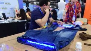 Read more about the article Calça jeans para cadeirante e colete para deficiente visual chamam atenção na 15ª Campus Party Brasil