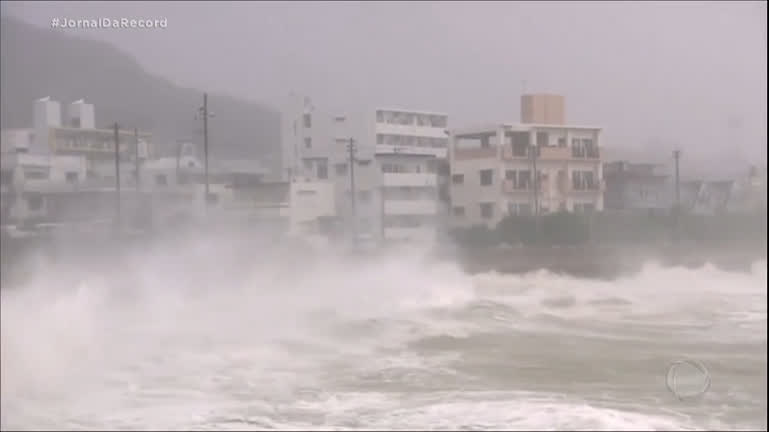 You are currently viewing Passagem de tufão provoca pelo menos uma morte no sul do Japão