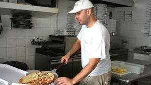Read more about the article Vaga de auxiliar de pizzaiolo é destaque no Balcão de Empregos