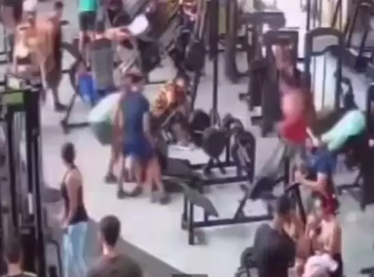You are currently viewing Máquina de musculação desaba sobre ombros de aluno em academia de Juazeiro do Norte