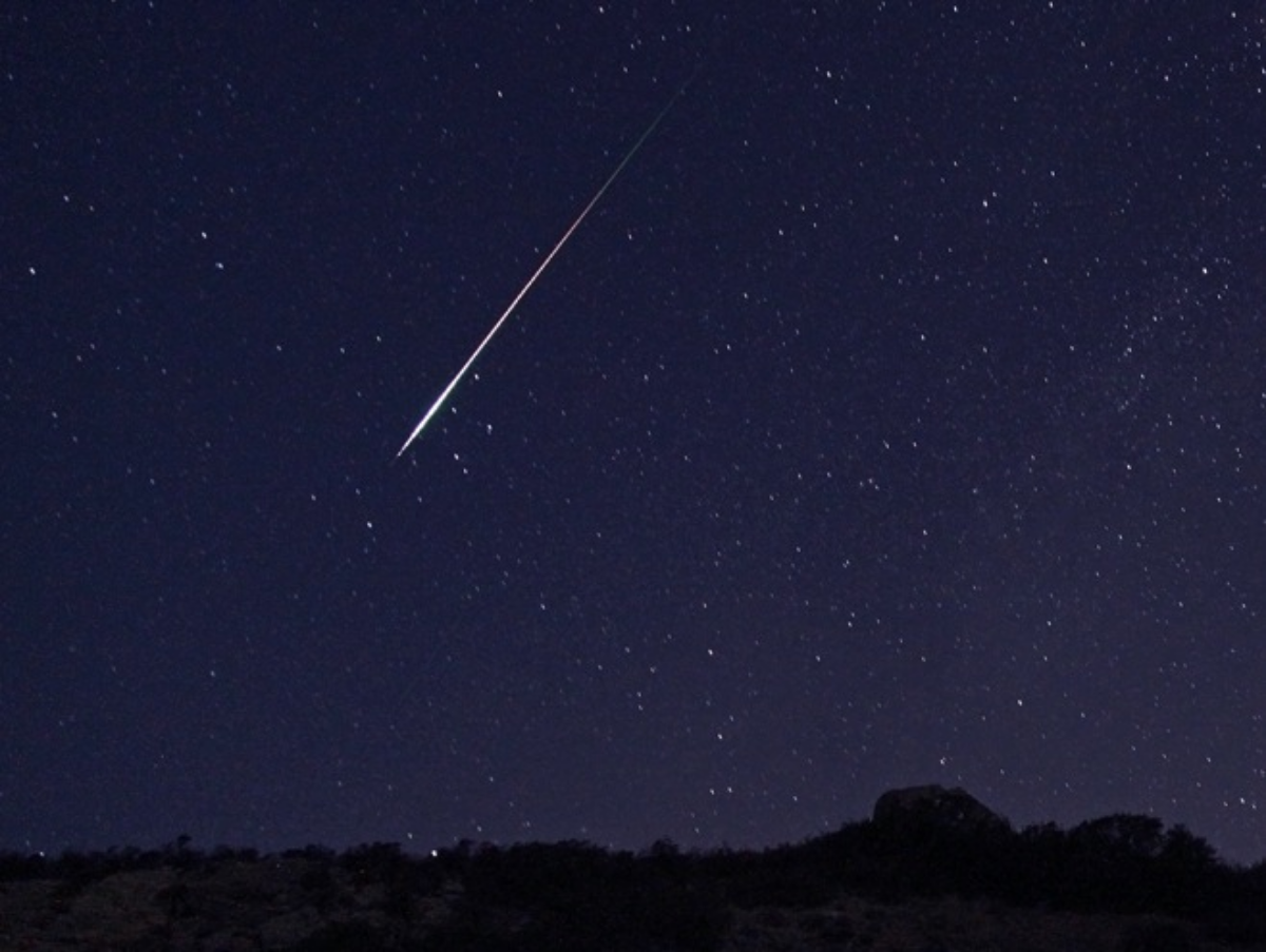You are currently viewing Surpresa celeste: meteoro ilumina o céu noturno e sacode três estados brasileiros