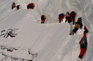 Read more about the article Vídeo: alpinista morre e é abandonado por colegas na segunda montanha mais alta do mundo