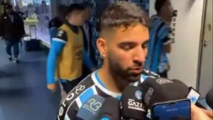 Read more about the article Pepê comemora vitória do Grêmio e o seu retorno após 3 meses afastado por lesão: “Feliz demais”