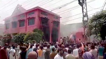 You are currently viewing Multidão no Paquistão vandaliza igrejas e incendeia casas