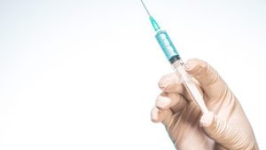 Read more about the article Farmacêutica diz ter vacina eficiente contra novas variantes da Covid-19