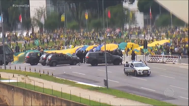 You are currently viewing PF prende cinco oficiais da Polícia Militar do DF por omissão nos ataques em Brasília