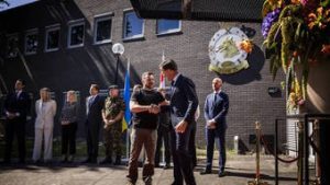 Read more about the article Presidente da Ucrânia faz visita surpresa à base aérea da Holanda