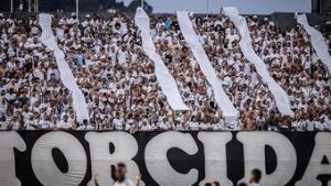 Read more about the article Torcida volta a Vila Belmiro depois de dois meses e empurra Santos para a virada; veja fotos