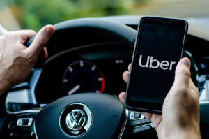 Read more about the article Motorista da Uber utiliza app robô para negar mais de mil viagens em um dia; entenda o caso