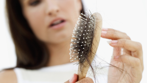 Read more about the article Descubra de uma vez por todas os principais fatores que causam a queda de cabelo