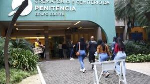 Read more about the article Familiares, fãs e amigos famosos se despedem de MC Marcinho em velório no Rio de Janeiro