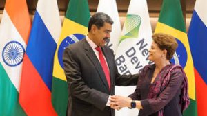 Read more about the article Maduro vai à China, vê ‘confiança mútua’, pede ajuda para entrar nos Brics e encontra Dilma Rousseff