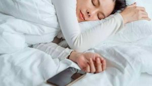 Read more about the article NUNCA durma com celular perto de você; entenda os riscos reais