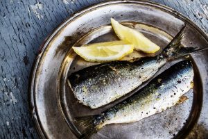 Read more about the article Mulher morre após consumir sardinhas mal conservadas em restaurante