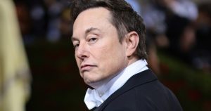 Read more about the article Biografia de Elon Musk traz revelação BOMBÁSTICA sobre câmeras nos carros Tesla