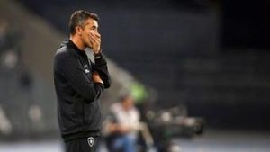Read more about the article Derrota para o Flamengo implode o Botafogo. Lage entrega o cargo. Reunião de madrugada o mantém como técnico. Um caos