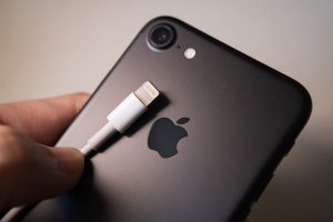 Read more about the article iPhone 15: ao ceder à vontade dos usuários, USB-C pode vir aí; entenda